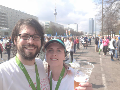 Tobi und ich genießen noch ein Erdinger in der Sonne