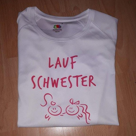 Für meine Schwester Sarah und mich hatte ich extra Shirts bedrucken lassen. Nun werden wir es erst im September tragen.