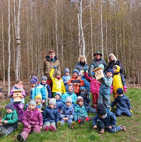 Die Kinder des Waldkindergarten des Kindergarten "Sternenzelt" mit seinen Betreuer*innen und LBV-Mitglied Martina Gorny (Vogelhaus in der Hand), Quelle: privat