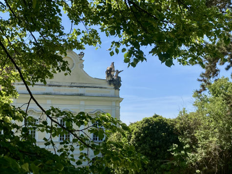 Steinfiguren auf dem Dach des Stift Altenburg