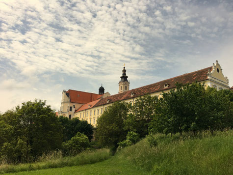 Das Stift Altenburg mit Wiesen und Bäumen im Vordergrund
