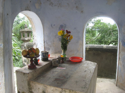 Ein Opferplatz in einem Tempel, Blumen und Obst und Räucherstäbchen