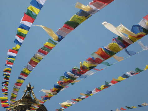 Gebetsfahnen im Wind bei einem buddhistischen Tempel