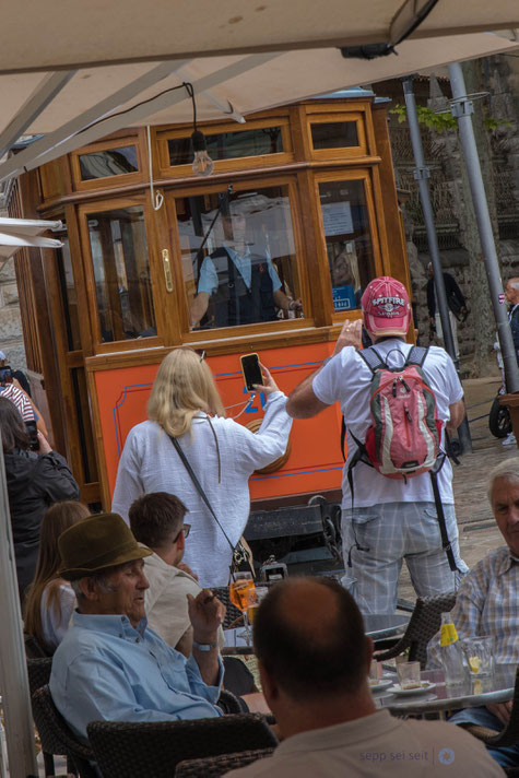 Begehrtes Fotomotiv - die historische Straßenbahn in Söller