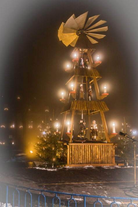 6 Meter hohe Weihnachtspyramide