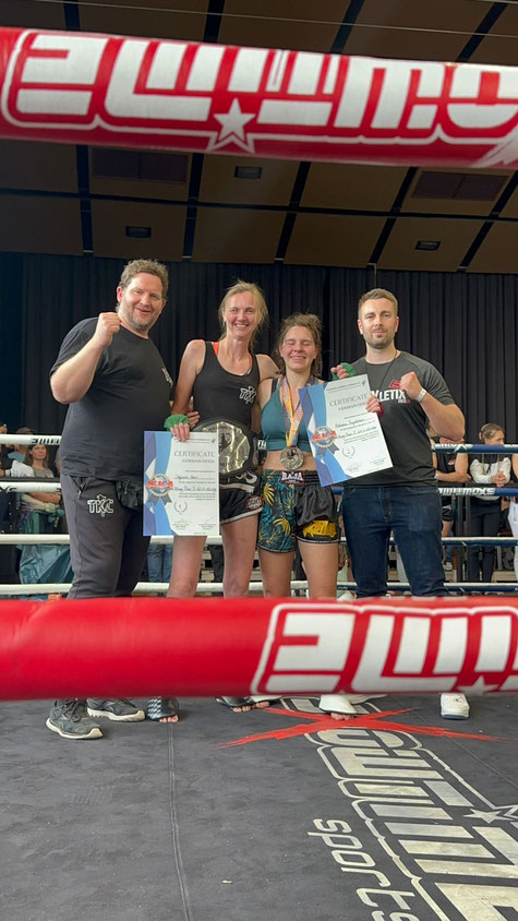 Die Kämpferinnen und ihre Coaches des Damen-Finales (links Coach Frank und Steffi) - Hart gekämpft und großer Respekt für einander