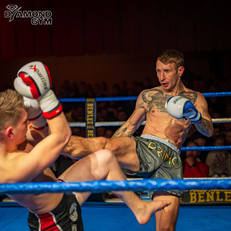 Daniel setzt seinen Gegner mit Frontkick unter Druck (Quelle: Diamond Gym Nürnberg/ Bad Windsheim)