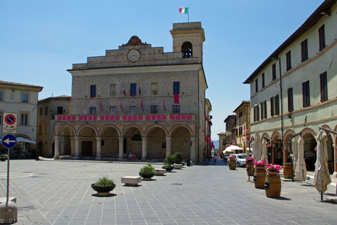 Palazzo Comunale an der Piazza del Comune in Montefalco
