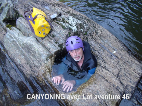 Sortie sportive en canyoning,descente de canyon,cascades,nage en eaux vives,descentes en rappel,saut,toboggans,avec combinaison néoprène,harnais,casque,sur le Lot et Tarn et Garonne en Midi-Pyrénées. Activités de pleine nature extrêmes.Touristic vallées.