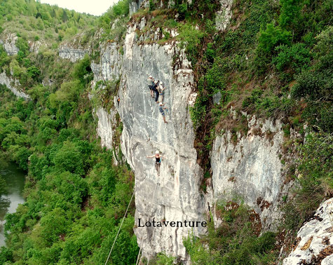 Parcours acrobatique vertigineux dans un gouffre du Lot avec Lotaventure et la ferme équestre de Pech Merle.Spéléologie et escalade.