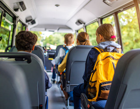 Schüler und Schülerinnen sitzen im Bus