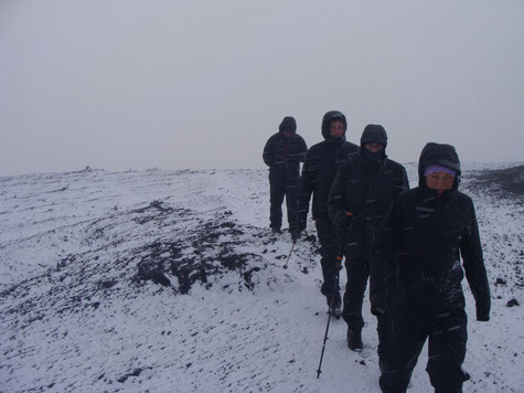 Schneetreiben setzte die letzten paar hundert Höhenmeter unter dem Gipfel der Hekla ein.