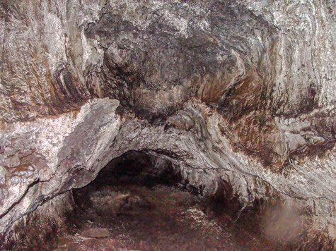 Man sieht hervorragend die Lavastrukturen in diesem Höhlengang. // You perfectly see a lot of volcanic structures along this cave.