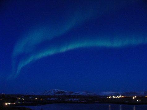 Northern lights above Mosfellsbaer. // Nordlichter über Mossfellsbaer