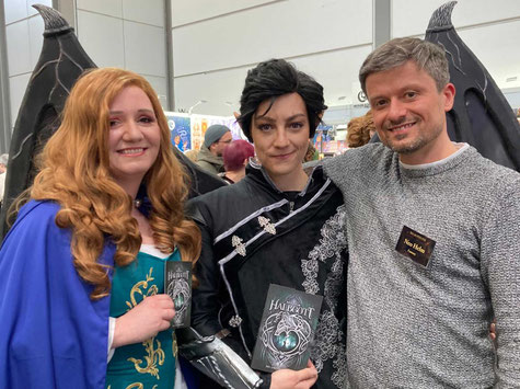 Menschen in aufwendigem Cosplay-Kostüm auf der Leipziger Buchmesse im Gespräch mit dem Autor Neo Helm.