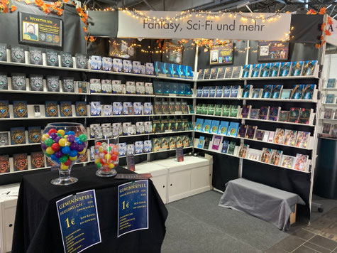 Messestand der Autorengemeinschaft Wortfeuer auf der Leipziger Buchmesse 2026, ausgestattet mit Büchern, Merchandising, Gewinnspielkugeln, Lichterketten und persönlichen Gestaltungselementen