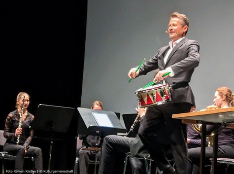 Schauspieler Roman Knižka mit dem Ensemble Opus 45 auf der Bühne der Beverunger Stadthalle.