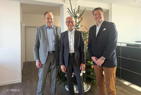 v.l. Geschäftsführer Bernhard Hötger, Geschäftsführer Jochen H. Hesselbach, Gesellschafter und Geschäftsführer der RS technology, Friedrich Stimpfig