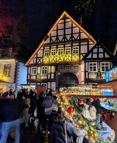 Mit einer gemütlichen und weihnachtliche Atmosphäre lädt der Rathausplatz zum Verweilen ein.