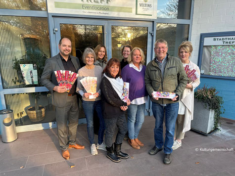 Das Beverunger Kulturball-Team mit (von links) Markus Hollenstein (Schatzmeister), Ute Pannewitz (Kulturbüro), Heike Hake, Beate Sagel, Kathrin Frischemeyer (Blumenbinderei), Anke Wellmann, Andreas Knoblauch-Flach (Vorsitzender) und Imke Groppe-Wille.