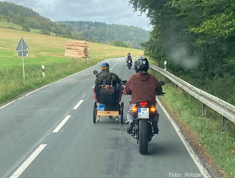 Auf der langsamen Fahrt bergab begleiteten die Motorradfahrer das Gefährt auf der K18