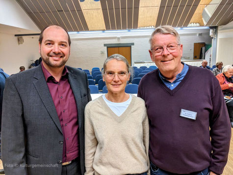 Schatzmeister Markus Hollenstein (l.), die stellvertretende Vorsitzende Nathalie Nesseler und der Vorsitzende Dr. Andreas Knoblauch-Flach führen die Kulturgemeinschaft auch die nächsten beiden Jahre. Es fehlt auf dem Foto: Juliana Finke.