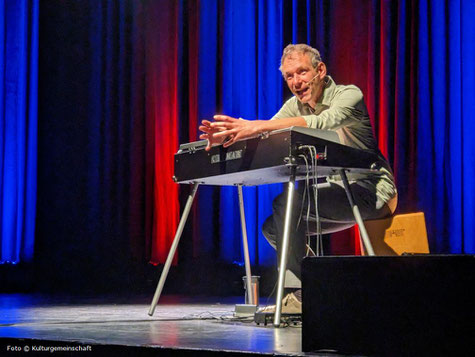 Kabarettist Thomas Philipzen auf der Bühne der Beverunger Stadthalle.