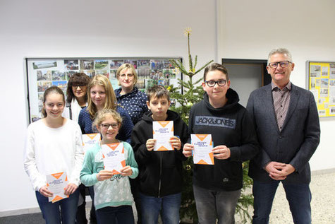 Die Besten des Vorlesewettbewerbs v.l.: Ida Nordhausen und Leonie Waldschmidt (6RH2), Emelie Stoll (Schulsiegerin), Maximilian Niesporek und Max Zobus (6RH1).