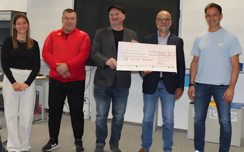 Feierliche Scheckübergabe in der Goldbachschule. Links im Bild Natalie Imhof von der Schülervertretung, daneben Elternvertreter Hasan Zahreddin, Guido Raith, Schulleiter Andreas Acker sowie Konrektor und stellvertretender Schulleiter Markus Sahm.