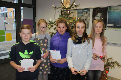 Die Klassenbesten: v.l. Samuel Werner (6H2), Lydia Kuhn (6R2), Lea Werwai (6R2), Schulsiegerin Mia Schicker (6R1), Mia Hahnenstein (6R1).