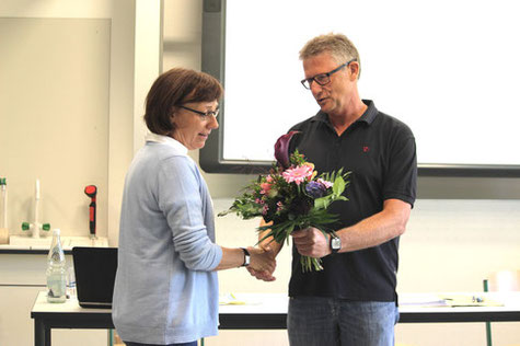 Renate Rink freut sich über einen Blumenstrauß zur Begrüßung. (Foto: Johann Eisfeld)