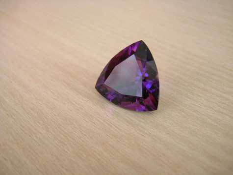 Amethyst - Der violette Quarz ist der Monatstein im Februar - hier als Triangelschliff ausgeführt! Er verzaubert durch purpurne und blauviolette Farbtöne - je nach Lichteinfall!