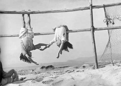 ꧁ ©Sergio Larraín, Les filles du pêcheur, Chili, 1956 ꧂