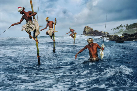 ꧁ ©Steve McCurry, Sri Lanka 1995, Les pêcheurs de Weligama ꧂