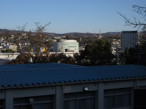 手前に写るのが嘗ての定時制校舎(そのまま)と瀬戸市内方面