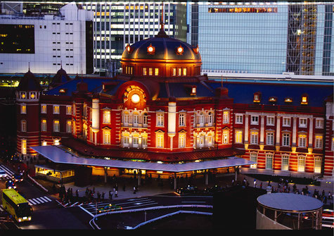 屋根に雄勝石のスレート材を使用している東京駅駅舎