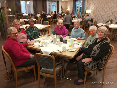 Reisegruppe im festlich geschmücktem Restaurant des Hotels