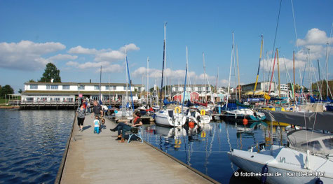 Anleger und Hafengebäude, Segelboote im Hafen