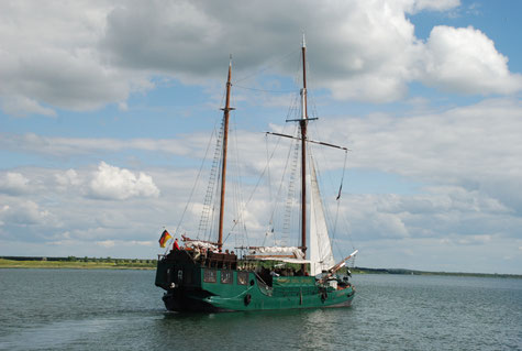 Historischhe Motorschiff mit Segeln