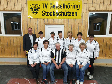 Damen der Stockschützen des TV Geiselhöring mit Bürgermeister Herbert Lichtinger und Vorstand Christian Uretschläger