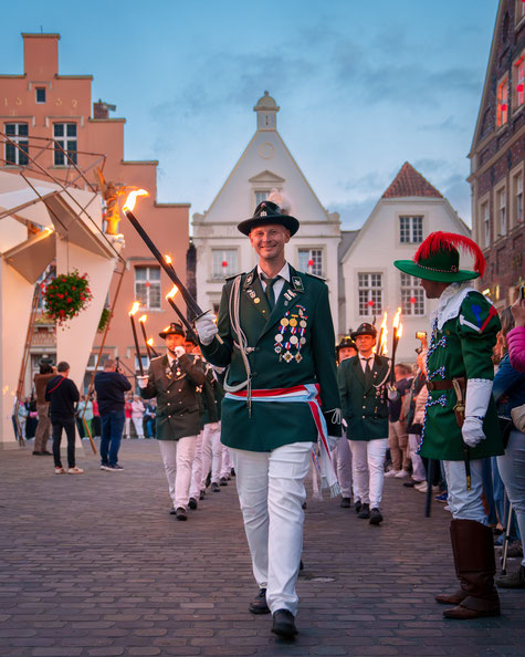 Großer Zapfenstreich auf dem Warendorfer Marktplatz – gelebte Tradition im Glanz der Fackeln