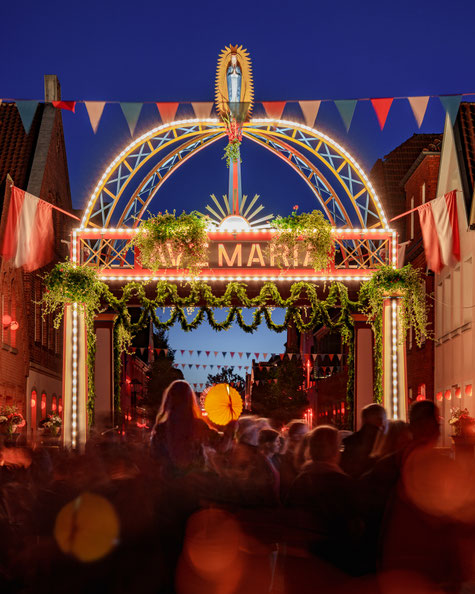 Lichterbogen zu Mariä Himmelfahrt – ein leuchtendes Zeichen von Glauben und Gemeinschaft