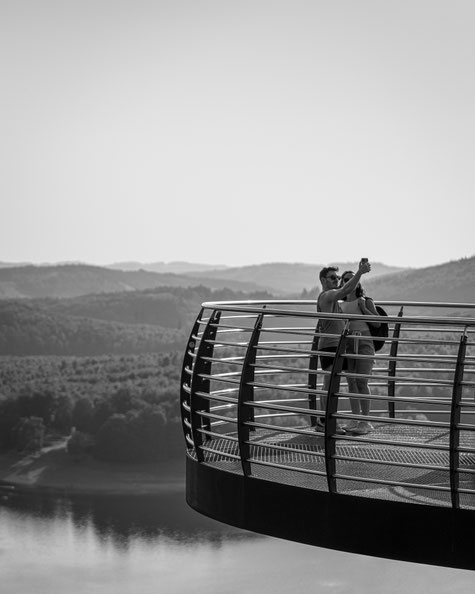 Ein Paar fotografiert sich auf der Plattform „Biggeblick“ –  Natur und Selbstinszenierung treffen hier in einem Bild aufeinander