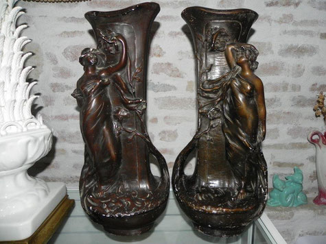 Paire de vases en plâtre représentant deux femmes époque Art Nouveau signés G. Van Vaerenbergh