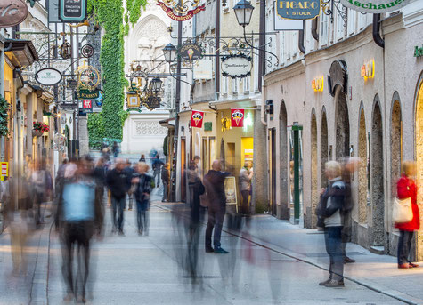 The picture of the "Getreidegasse" in Salzburg, Austria is a collage of over 30 photos (c) www.strobgalerie.at