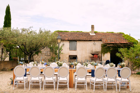 La cour du mas Le Petit Nizon pour mariage et événements dans domaine près d'Avignon dans le Gard et le Vaucluse