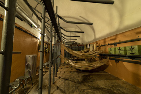 Chambre de troupe à 26 hamacs (photo: Patrimoine en images)