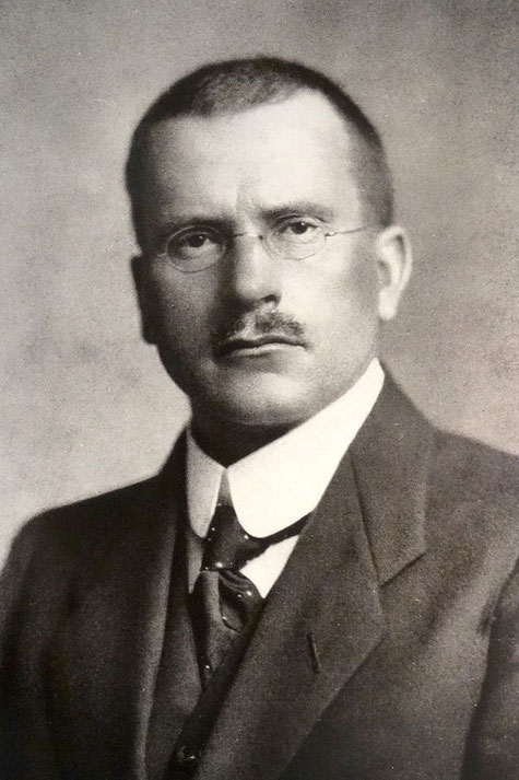 Dieses Foto von Carl Gustav Jung unbekannten Datums stammt von Wikipedia
