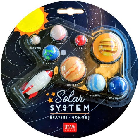 Unser Sonnensystem (ohne Pluto) - dargestellt durch ein Set von Radiergummis, welches ich letztes Jahr auf dem Weg zum DAV-Kongress gekauft habe