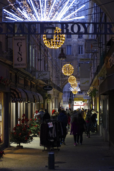 La rue couverte et ses illuminations